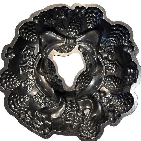 Nordic Ware Christmas Tree Wreath Bundt Cake Pan - Picture 2 of 2